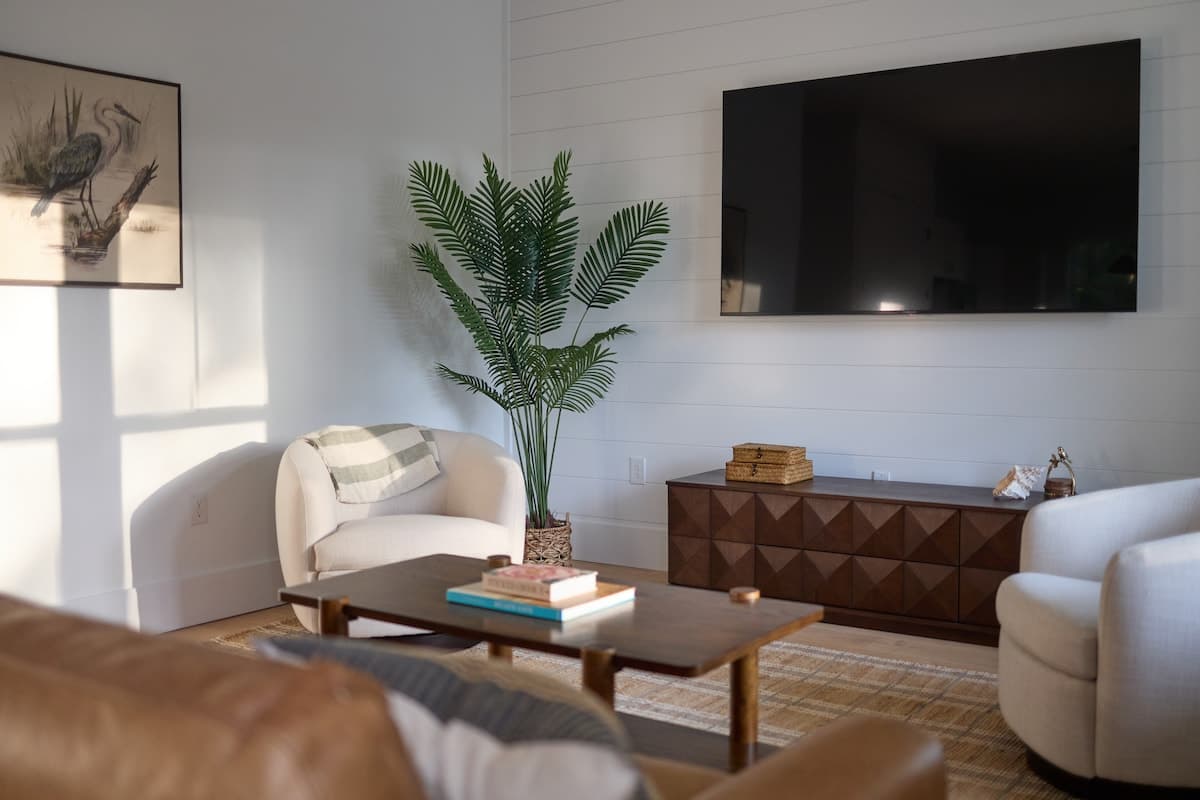 Cozy Coastal Escape, Fire Pit, Ping Pong & Privacy - Photo 3